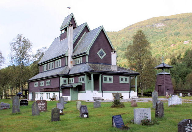 Fil:Raundalen, kyrkja og støpulen sett frå søraust, AMH 2007.jpg