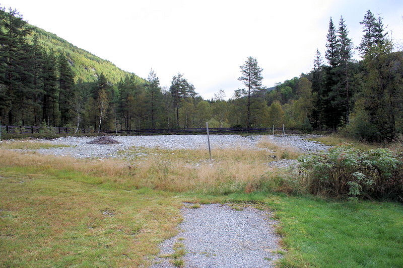 Fil:Raundalen, kyrkjegarden, utviding mot aust, AMH 2007.jpg