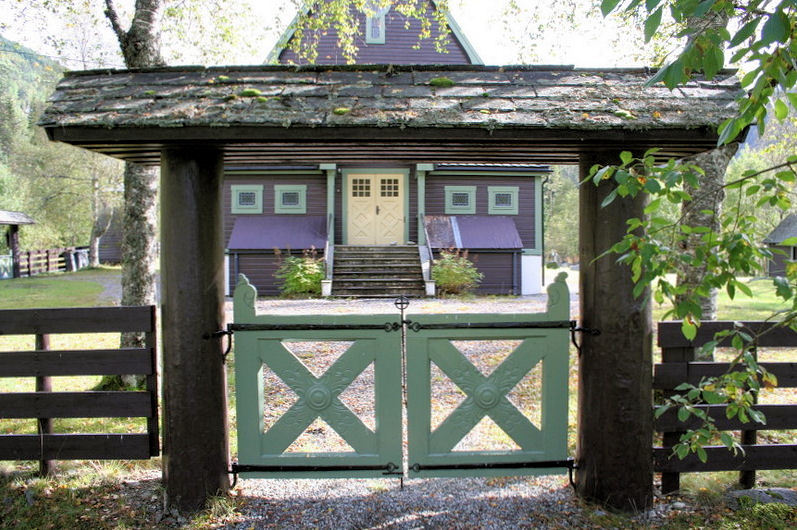 Fil:Raundalen, portalen i vest, AMH 2007.jpg