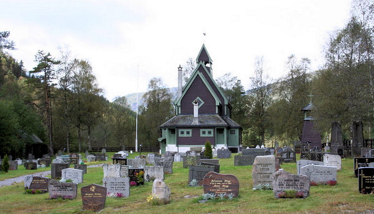 Fil:Raundalen kyrkje og kyrkjegard sett frå aust, AMH 2007.jpg