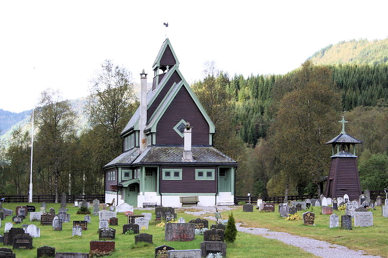 Fil:Raundalen kyrkje sett frå aust, AMH 2007.jpg