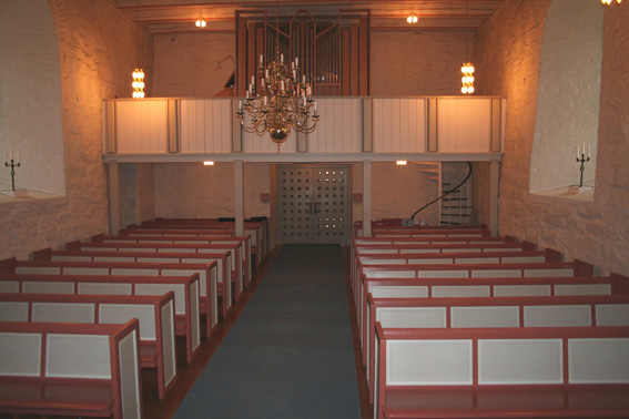 Fil:Rokke kirke Kirkerommet sett fra kor.jpg