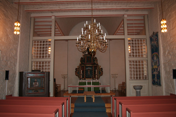 Fil:Rokke kirke kirkerommet sett fra bakdør.jpg