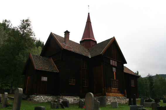 Fil:Rollag stavkirke Fasade 2.jpg