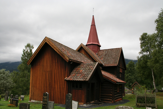Fil:Rollag stavkirke Fasade 3b.jpg