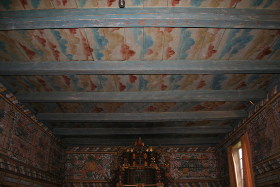 Fil:Rollag stavkirke Himling over koret.jpg