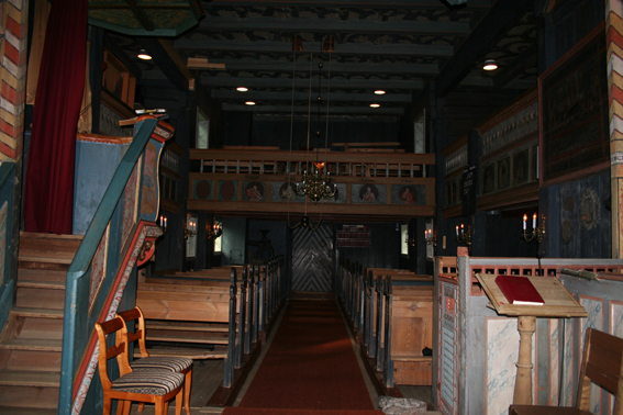 Fil:Rollag stavkirke Kirkerommet bakre.jpg