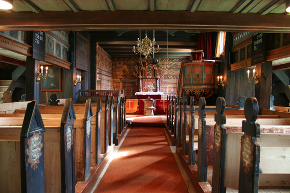 Fil:Rollag stavkirke Kirkerommet fremre.jpg