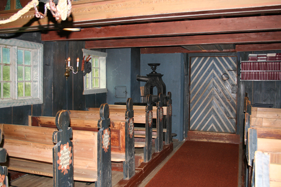 Fil:Rollag stavkirke Parti under galleri.jpg