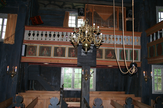 Fil:Rollag stavkirke Skip syd.jpg