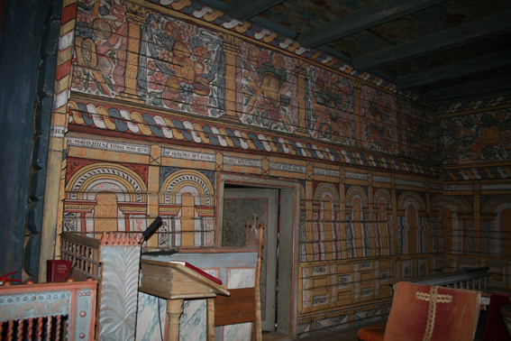 Fil:Rollag stavkirke Vegg 2.jpg