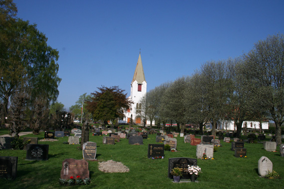 Fil:Rolvsøy kirke Avstandsfoto 2.jpg