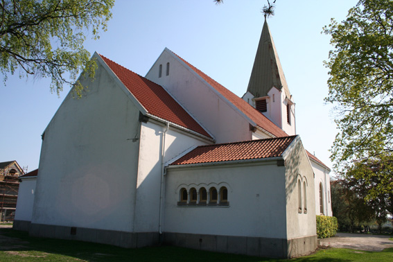 Fil:Rolvsøy kirke Fasade 3.jpg