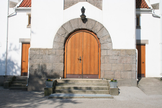 Fil:Rolvsøy kirke Hovedinngangen.jpg