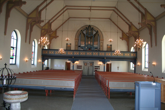 Fil:Rolvsøy kirke Kirkerommet bakre.jpg