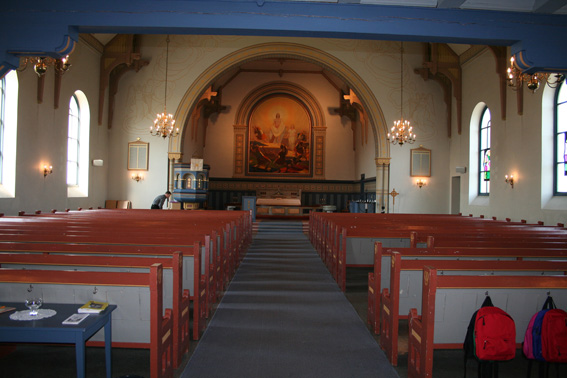 Fil:Rolvsøy kirke Kirkerommet fremre.jpg