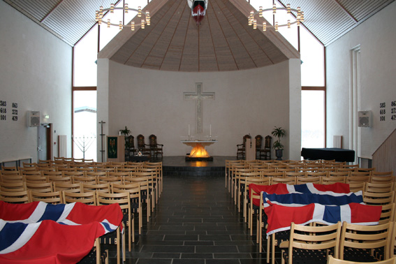 Fil:Såner kirke Kirkerommet sett fra bakdør.jpg