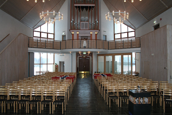 Fil:Såner kirke Kirkerommet sett fra kor.jpg