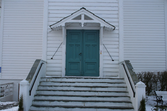 Fil:Sæbø kyrkje Hovedinngang.jpg