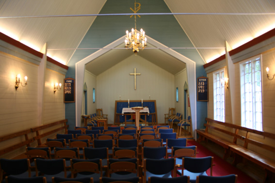 Fil:Sævareid kapell Kirkerom fremre.jpg