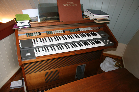 Fil:Sævareid kapell Orgel.jpg