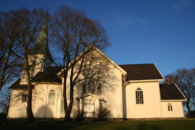 Fil:Søndre høland kirke Fasade 2.jpg