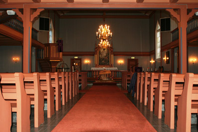 Fil:Søndre høland kirke Kirkerommet fremre.jpg