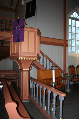 Fil:Søndre høland kirke Prekestolen 2.jpg