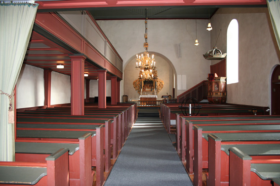Fil:Sørum kirke, Sørum Kirkerommet sett fra bakdør.jpg