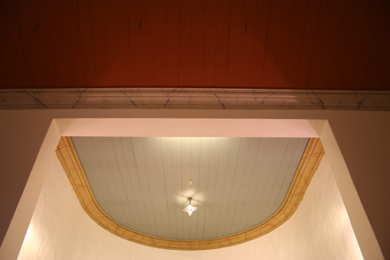 Fil:Salhus kirke Himling o.kor.jpg