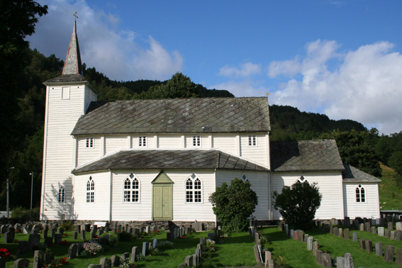 Fil:Samnanger kyrkje Fasade 3.jpg