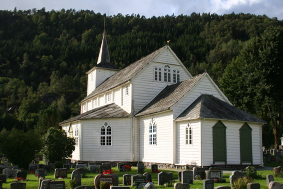 Fil:Samnanger kyrkje Fasade 4.jpg