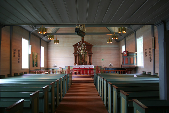 Fil:Sandnes kyrkje, Masfjorden Kirkerom fremre.jpg