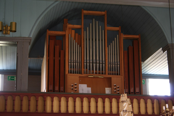 Fil:Sandnes kyrkje, Masfjorden Orgel 2.jpg