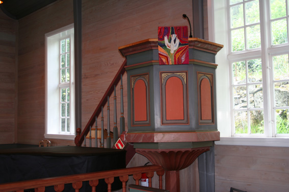 Fil:Sandnes kyrkje, Masfjorden Prekestol 2.jpg