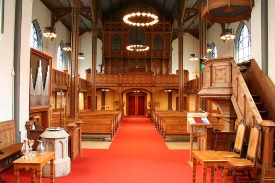 Fil:Sandvikskirken Kirkerom bakre 2.jpg