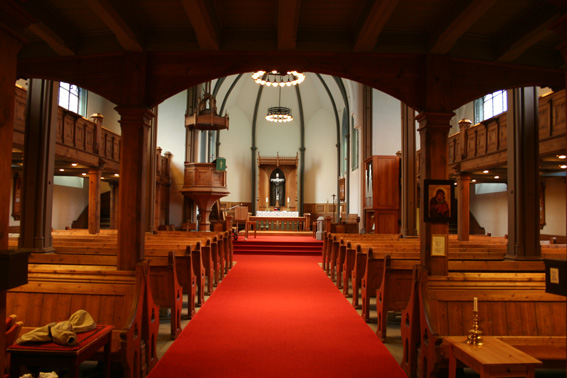 Fil:Sandvikskirken Kirkerom fremre 1.jpg