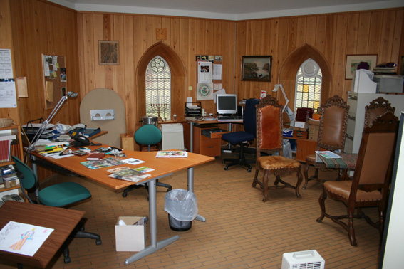 Fil:Sandvikskirken Sakristi prest.jpg