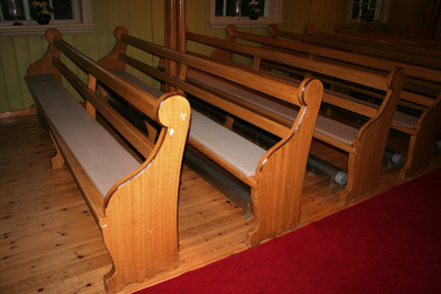 Fil:Setskog kirke Benkene.jpg