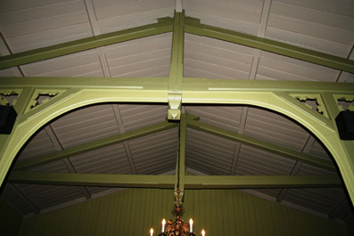 Fil:Setskog kirke Himlinger over kor.jpg