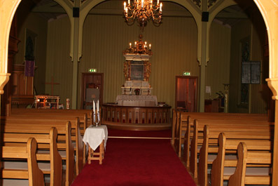 Fil:Setskog kirke Kirkerommet fremre.jpg