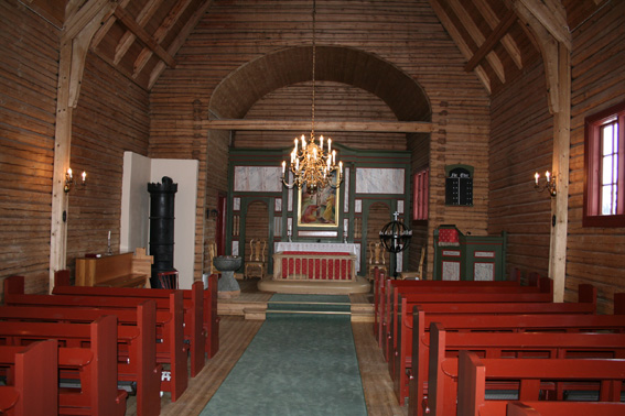 Fil:Siggerud kirke Kirkerommet sett fra bakdør.jpg