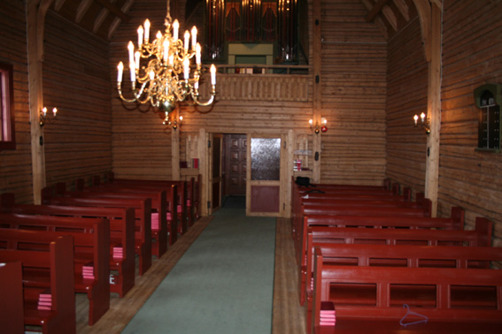 Fil:Siggerud kirke Kirkerommet sett fra kor.jpg