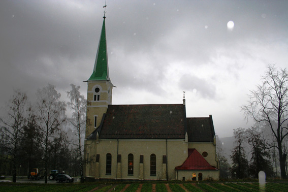 Fil:Sjåstad kirke Fasade 2.jpg