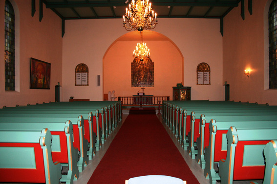 Fil:Sjåstad kirke Kirkerommet fremre.jpg