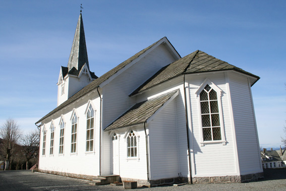 Fil:Skånevik kyrkje Fasade 1.jpg