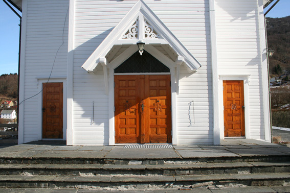 Fil:Skånevik kyrkje Hovedinngang.jpg