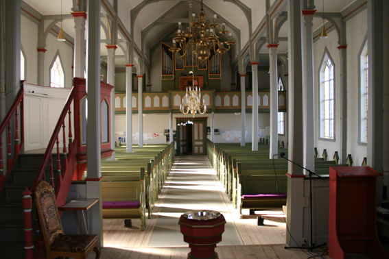 Fil:Skånevik kyrkje Kirkerom bakre.jpg