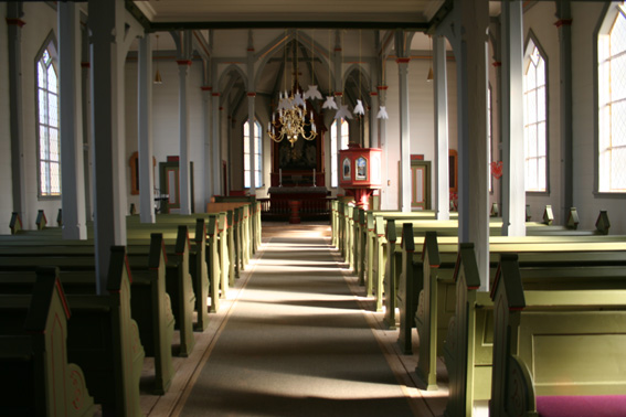 Fil:Skånevik kyrkje Kirkerom fremre.jpg