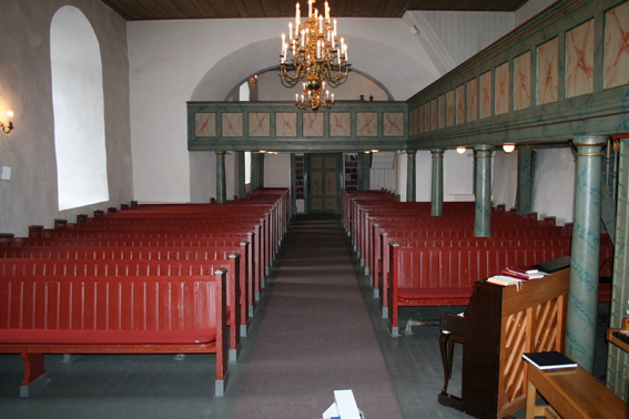 Fil:Skiptvet kirke Kirkerommet sett fra kor.jpg